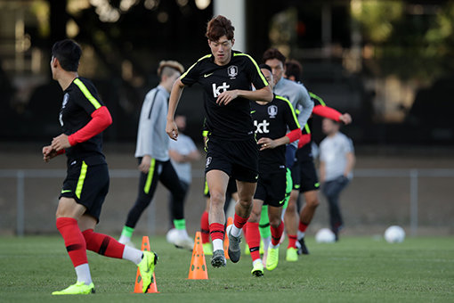 원정 A매치를 위해 호주로 건너간 한국축구대표팀이 13일 오후 브리즈번에 위치한 공원에서 몸을 풀며 훈련하고 있다. 사진제공｜대한축구협회