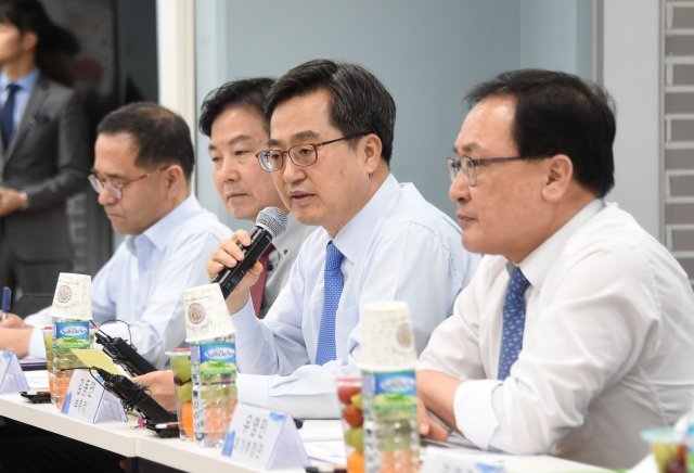 김동연 경제부총리 겸 기획재정부 장관이 13일 창업과정에서의 애로사항 등 현장목소리를 청취하고자 서울 광진구 건국대 신공학관을 찾아 학생·시니어 창업자·창업관련 민간 전문가 등 관련기관들이 참석한 경제 라운드테이블에서 모두발언을 하고 있다. (기획재정부 제공) 2018.11.13/뉴스1