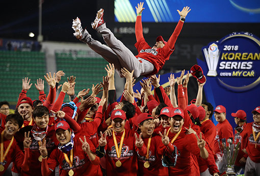 SK 와이번스 선수단이 12일 잠실에서 끝난 두산 베어스와의 한국시리즈 6차전서 우승을 확정한 뒤 트레이 힐만 감독을 헹가래 하고 있다. SK를 떠나는 힐만 감독은 선수들에게 아버지이자 정신적 지주, 냉철한 지도자였다. 사진제공｜스포츠코리아