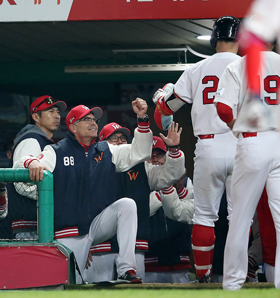 SK 힐만 감독(왼쪽에서 두번째). 사진제공｜스포츠코리아