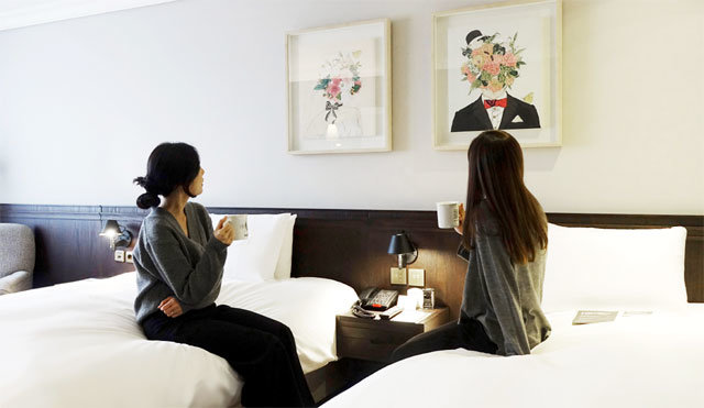 제주지역이 미술품을 사고 파는 아트페어 신흥무대로 부상한 가운데 제주시 메종글래드제주호텔의 로비와 객실 등을 아트페어 전시장으로 꾸민 ‘아트제주 2018’이 29일부터 열린다. 메종글래드제주호텔 제공