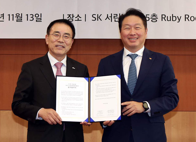 최태원 SK그룹 회장(오른쪽)과 조용병 신한금융그룹 회장은 13일 서울 종로구 SK서린빌딩에서 ‘사회적 기업 금융 생태계 활성화를 위한 업무 협약’을 맺었다. SK그룹 제공