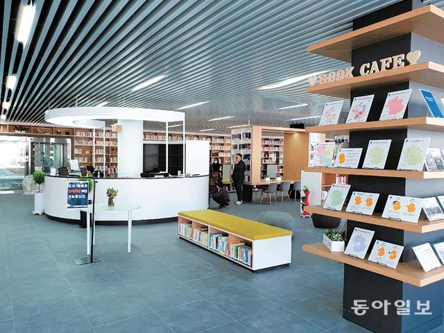 1만5000여 권의 도서가 있는 경기평화광장 앞 북카페 ‘파빌리온’은 법정 공휴일을 제외하고 평일 오전 9시부터 오후 6시까지 무료로 개방된다. 의정부=이경진 기자 lkj@donga.com