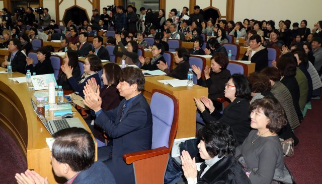 (사)한국유치원총연합회원들이 14일 서울 여의도 국회 의원회관에서 열린 청책토론회에서 통로에 앉아 토론회를 지켜보고 있다. 이날 토론회는 ‘사립유치원 이대로 지속가능한가?’란 주제로 열렸다. /뉴스1 © News1