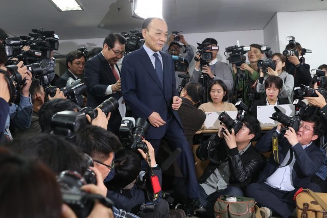 전원책 전 자유한국당 조직강화특별위원이 14일 오후 서울 영등포구 국회대로 극동 VIP빌딩 기자회견장에 들어서고 있다.2018.11.14/뉴스1 © News1