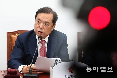 김병준 자유한국당 비상대책위원장이 12일 조강특위 위원으로 영입한 전원책 변호사 해촉과 관련 “조강특위 문제로 당과 국민들에게 심려를 끼쳐 드렸다”며 “다시 한번 송구하다”고 말했다. 사진=장승윤 기자 tomato99@donga.com