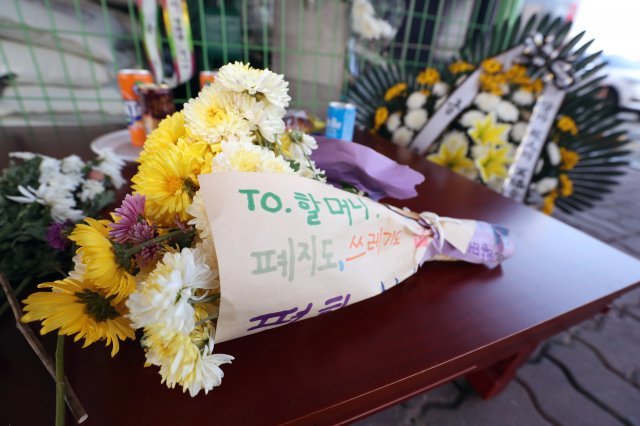 거제 살인사건 현장인 경남 거제시 고현동의 한 선착장 인근에 마련된 추모공간에 시민들이 놓고 간 국화꽃과 음식이 놓여 있다. 2018.11.14/뉴스1 © News1