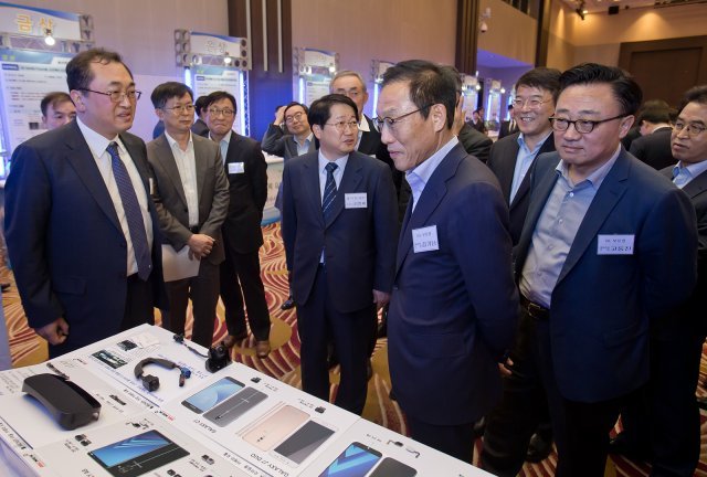 지난 4월 서울 양재동 더케이호텔에서 열린 삼성전자와 협력사가 모여 동반성장을 다짐하는 ‘상생협력데이’ 행사에서 김기남 삼성전자 사장(오른쪽에서 두번째)과 고동진 삼성전자 사장(오른쪽에서 첫번째) 등 삼성전자 경영진이 우수 협력사 기술 전시회를 둘러보고 있다.(삼성전자 제공) © News1