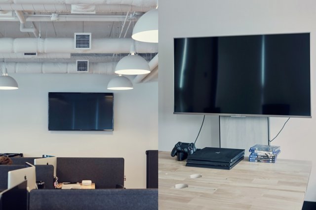 사무실 내에 설치된 대형 TV와 플레이스테이션4 게임기(출처=IT동아)