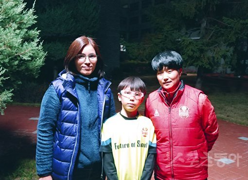 일본인 어머니 오오니시 미소노(맨 왼쪽) 씨와 김도윤 군, 한진실 코치가 포즈를 취하고 있다. 최현길 전문기자 choihg2@donga.com