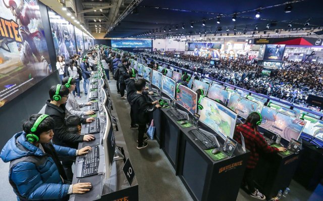 지난해 부산 해운대 벡스코에서 열린 지스타에 젊은이들이 참가해 게임을 즐기고 있다. 부산시 제공
