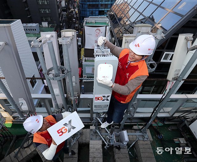 SK텔레콤 직원들이 14일 서울 중구 명동의 한 빌딩 옥상에서 5G 기지국을 점검하고 있다. 기존 4G 장비보다 크기는 줄고 성능은 대폭 향상됐다. 전영한 기자 scoopjyh@donga.com
