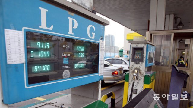 택시가 LPG 연료를 충전하기 위해 대기하고 있다. 정부가 미세먼지 해결책으로 대기오염물질을 적게 배출하는 LPG 차 사용제한 폐지를 추진하고 있다. 내년부터 일반인들도 LPG 승용차를 구매할 수 있을 것으로 전망된다. 동아일보DB
