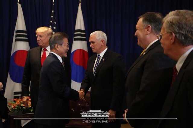 문재인 대통령과 마이크 펜스 미국 부통령. (청와대 페이스북) 2018.9.25/뉴스1