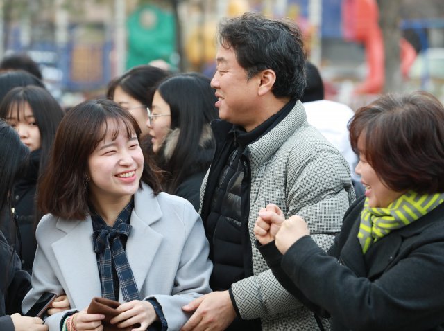 2019학년도 대학수학능력시험일인 15일 오전 인천 연수구 인천여자고등학교 시험장 앞에서 선생님이 수험생을 격려하고 있다./뉴스1 © News1