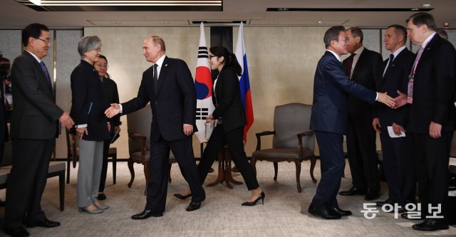 아세안 정상회의에 참석중인 문재인 대통령과 블라디미르 푸틴 러시아 대통령이 14일 오후 싱가포르 샹그릴라 호텔에서 만났다. 양국 대통령이 회담에 앞서 배석자들과 인사를 나누고 있다.