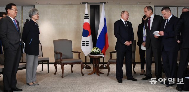 아세안 정상회의에 참석중인 문재인 대통령과 블라디미르 푸틴 러시아 대통령이 14일 오후 싱가포르 샹그릴라 호텔에서 만났다. 푸틴 러시아 대통령이 회담장에 일찍 도착해 문재인 대통령을 기다리고 있다.