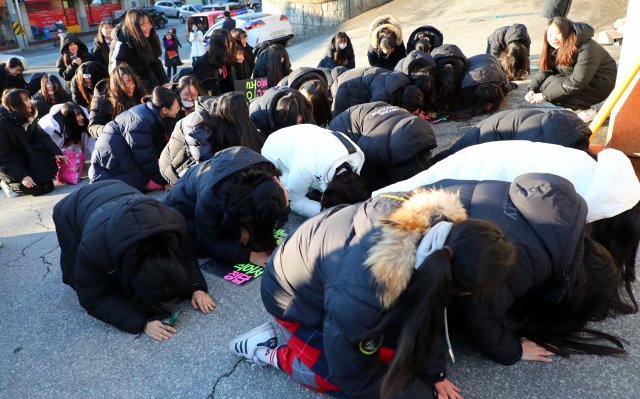 2019학년도 대학수학능력시험일인 15일 강원도 강릉시 강일여고 앞에서 후배들이 교문이 닫히자 수험생들에게 큰절하며 수능대박을 기원하고 있다. 2018.11.15/뉴스1 © News1