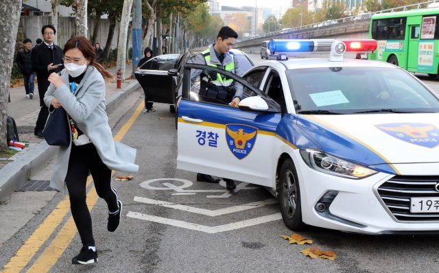 2019학년도 대학수학능력시험일인 15일 오전 서울 서대문구 이화금란고등학교 시험장에서 한 수험생이 입실시간에 임박해 경찰차를 타고 도착하고 있다. © News1