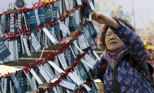 2019학년도 대입수학능력시험을 하루 앞둔 14일 오후 서울 종로구 조계사에서 수험생 가족들이 학업성취 기원문을 매달고 있다. © News1