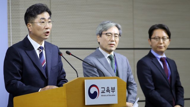 성기선 한국교육과정평가원장이 15일 정부세종청사 교육부 기자실에서 2019학년도 수능 출제경향 브리핑을 하고 있다. 왼쪽부터 성 평가원장, 이강래 수능출제위원장, 김창원 검토위원장. /뉴스1 © News1