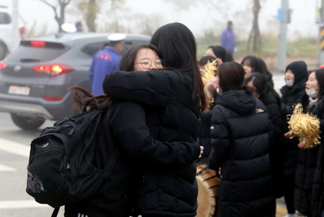 2019학년도 대학수학능력시험일인 15일 오전 경북 안동시 성희여자고등학교 시험장 앞에서 수험생이 선생님의 격려를 받으며 미소 짓고 있다. 2018.11.15/뉴스1 © News1