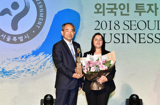 발라카 니야지 한국P&G 대표(오른쪽)와 윤준병 서울시 행정1부시장이 시상식 후 기념 촬영을 하고 있다. 사진제공 l 한국P&G