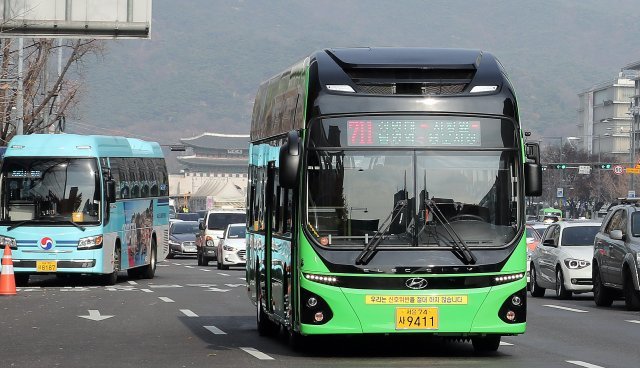 15일 오전 서울 세종대로 광화문네거리 인근에 서울시 최초 전기시내버스가 운행되고 있다. 2018.11.15/뉴스1 © News1