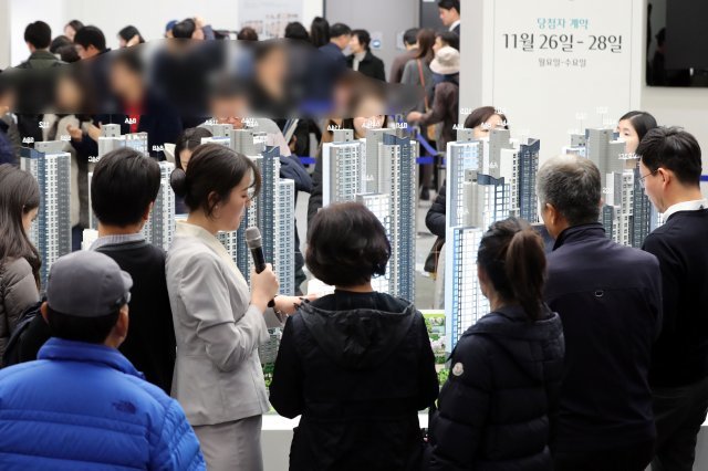 서울 송파구 래미안갤러리에 개관한 서초우성1차 재건축 아파트 ‘래미안 리더스원’ 견본주택을 찾은 방문객 모습.© News1