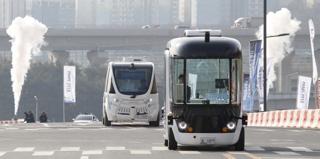 15일 오전 경기도 성남시 판교 제2테크노밸리에서 열린 ‘제2회 판교 자율주행 모터쇼’에서 자율주행 차량들이 행사장으로 이동하고 있다. 2018.11.15/뉴스1 © News1 오장환 기자