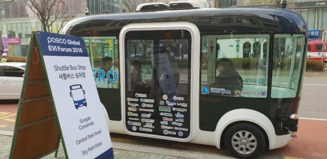 일반시민들이 제로버스에 탑승해 연구개발자의 설명을 듣고 있다. © News1