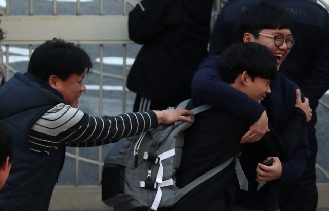 2019학년도 대학수학능력시험일인 15일 오후 대전 구봉고등학교에서 한 가족이 시험을 마친 수험생과 포옹하고 있다. © News1