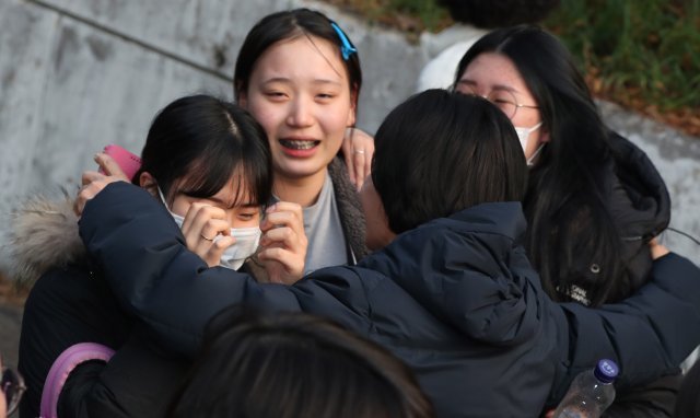 2019학년도 대학수학능력시험이 치러진 15일 오후 광주 남구 동아여자고등학교에서 시험을 본 한 수험생이 엄마품에 안기며 눈물을 흘리고 있다. © News1