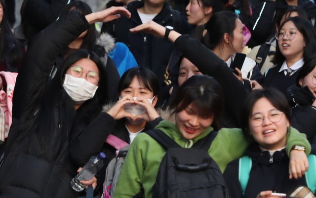 2019학년도 대학수학능력시험이 치러진 15일 오후 광주 남구 동아여자고등학교에서 시험을 본 수험생들이 손으로 하트모양을 만들며 시험장을 빠져나오고 있다. © News1