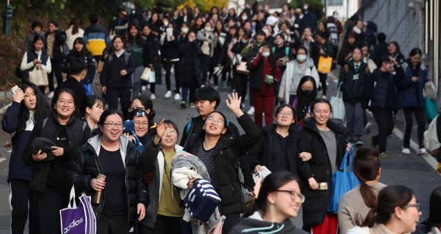 2019학년도 대학수학능력시험이 치러진 15일 오후 광주 남구 동아여자고등학교에서 시험을 본 수험생들이 시험장을 빠져나오고 있다.2018.11.15/뉴스1 © News1