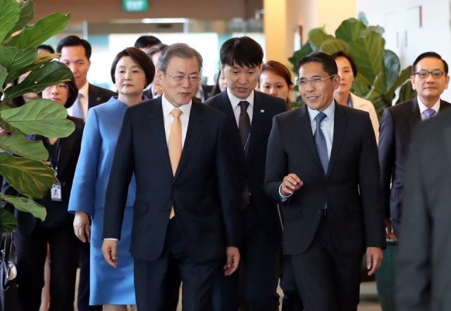 아세안(ASEAN·동남아시아국가연합) 관련 정상회의 참석 차 싱가포르를 순방 중인 문재인 대통령이 13일 싱가포르 창이공항에 도착해 말리키 빈 오스만 싱가포르 외교·국방담당 선임국무장관(오른쪽)의 영접을 받고 있다. (청와대 제공) 2018.11.14/뉴스1