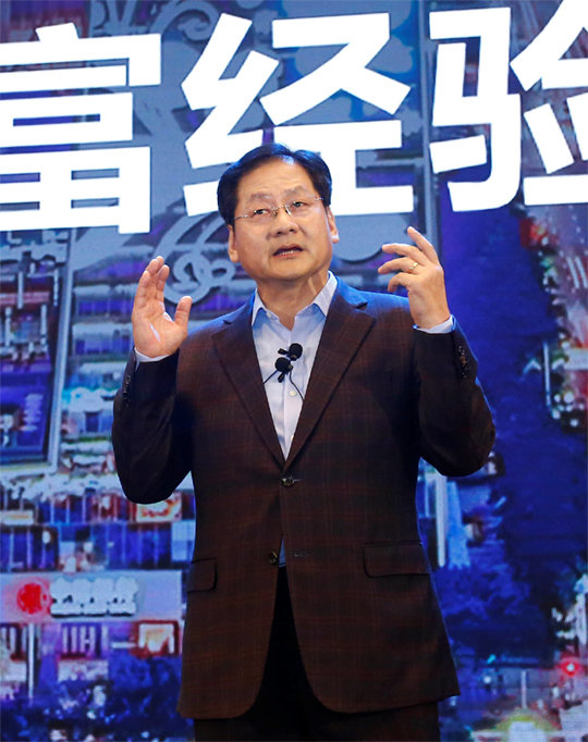 15일 중국 베이징에서 열린 ‘삼성 미래기술포럼’에서 삼성전자 DS부문 중국총괄 최철 부사장이 환영사를 하고 있다. 삼성전자 제공