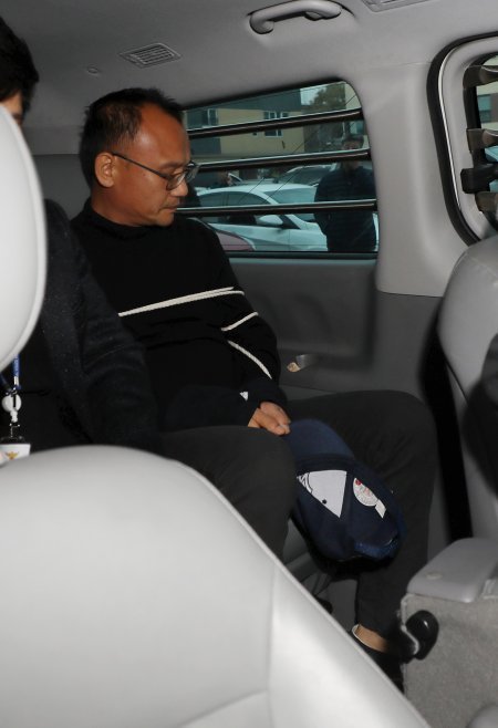 마약 투여, 음란물 유통 방조, 폭행, 욕설 등 혐의를 받고 있는 양진호 한국미래기술 전 회장이 16일 오전 경기 수원남부경찰서에서 수원지방검찰청 성남지청으로 송치되고 있다. ﻿【수원=뉴시스】