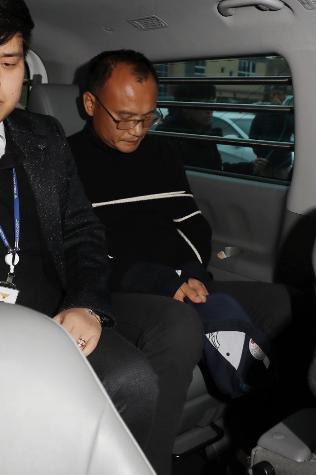 【수원=뉴시스】마약 투여, 음란물 유통 방조, 폭행, 욕설 등 혐의를 받고 있는 양진호 한국미래기술 전 회장이 16일 오전 경기 수원남부경찰서에서 수원지방검찰청 성남지청으로 송치되고 있다. 2018.11.16.