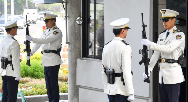 청와대 경비대 근무교대식이 처음으로 11일 청와대 앞길에서 열리고 있다. 경비대는 국민 곁으로 다가가는 열린 청와대를 구현하고 시민들에게 볼거리를 제공하기 위해 매주 수요일 오전 9시30분부터 20여분간 근무교대식을 일반에 공개한다. (대통령경호처 제공)