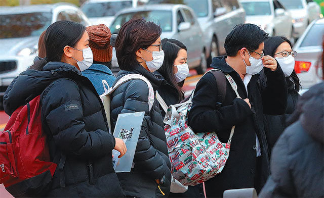 미세먼지를 피하기 위해 마스크를 쓴 수험생들이 15일 2019학년도 대학수학능력시험 시험장 중 하나인 서울 강남구 개포고에 들어서고 있다. 뉴스1