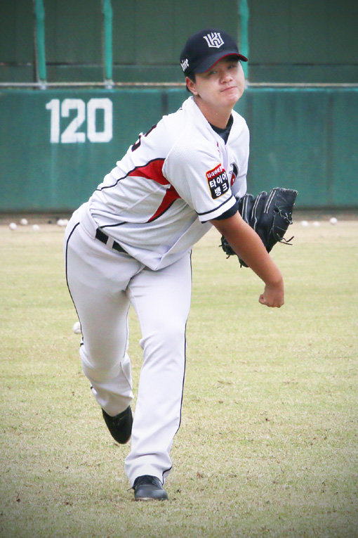 KT 위즈 김민이 일본 미야자키 마무리캠프에서 투구하고 있다. 사진제공 | KT 위즈