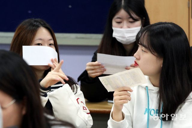 16일 오전 서울 성동구 무학여고에서 한 수험생이 2019학년도 대학수학능력시험 정답지를 보며 가채점을 하고 있다. 최혁중 기자 sajinman@donga.com