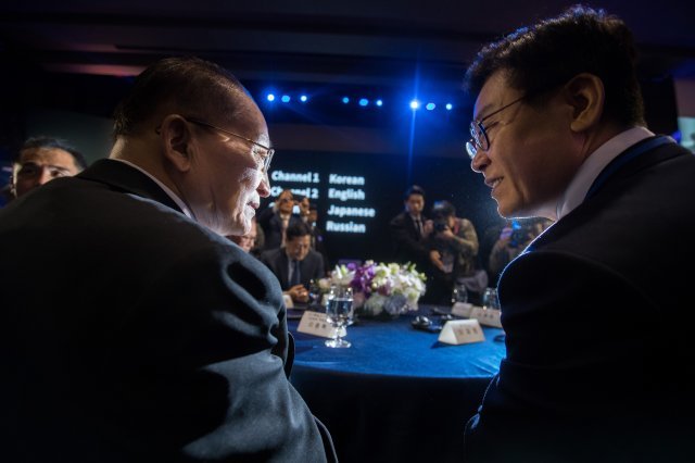 이재명 경기도지사와 북한 리종혁 조선아시아태평양평화위원회 부위원장이 16일 오후 경기도 고양 엠블호텔에서 열린 2018아시아태평양평화-번영을 위한 국제대회에 참석해 대화를 하고 있다. 2018.11.16 © News1 사진공동취재단