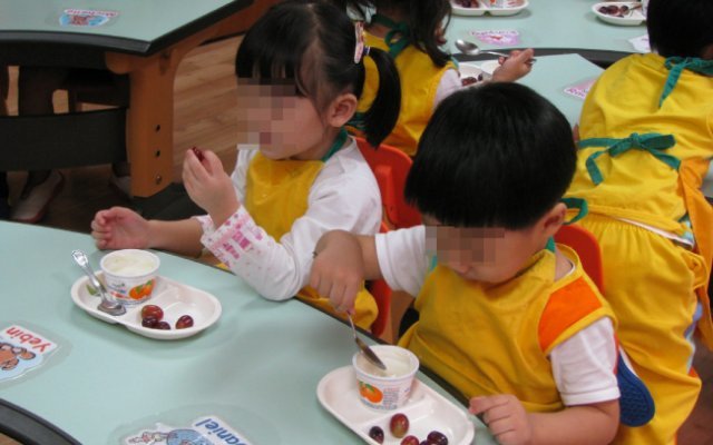 한 사립유치원에서 원아들이 간식을 먹고 있다. [동아DB]
