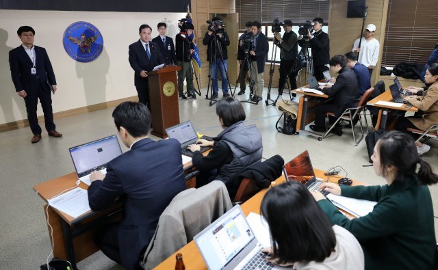 정진관 경기남부지방경찰청 사이버안전과장이 16일 오전 경기도 수원시 경기남부지방경찰청에서 웹하드 카르텔 및 직원 폭행-강요 피의자 양진호 한국미래기술 회장에 대한 수사 결과를 발표하고 있다. 2018.11.16/뉴스1 © News1