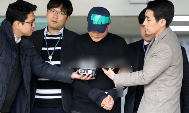 ‘엽기행각’ ‘직원폭행’ 등 사회적 공분을 일으킨 양진호 한국미래기술 회장이 16일 오전 경기도 수원시 영통구 수원남부경찰서에서 수원지방검찰청 성남지청으로 송치되고 있다. 2018.11.16/뉴스1 © News1