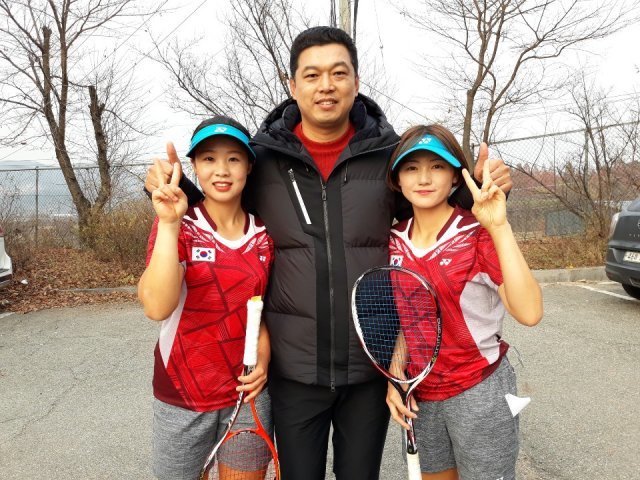 코리아컵에서 우승한 NH농협은행 이민선-한수빈 조와 유영동 감독.