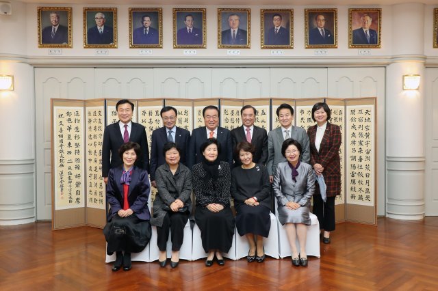 문희상 국회의장이 16일 오후 서울 용산구 국회의장 공관에서 5당 대표 초청 만찬을 갖고 기념촬영을 하고 있다. 왼쪽 뒷줄부터 손학규 바른미래당 대표, 이해찬 더불어민주당 대표, 문 국회의장, 김병준 자유한국당 비상대책위원장, 정동영 민주평화당 대표, 이정미 정의당 대표. (국회의장실 제공) 2018.11.16/뉴스1 © News1