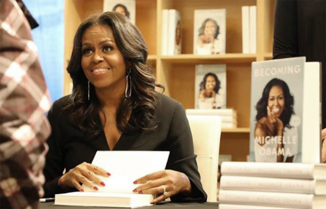 버락 오바마 전 미국 대통령의 부인 미셸 여사는 13일 시카고 세미너리 코옵 서점에서 자서전 출간을 기념하는 사인회를 열었다. 미셸 여사의 자서전은 올해 미국에서 가장 많이 팔린 책이 될 것으로 전망된다. 시카고=AP 뉴시스